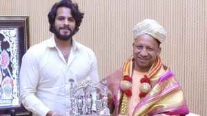 వరుసగా సీఎంలను భేటీ అవుతున్న యువహీరో, పొలిటికల్ స్కెచ్ లు, తాత, తండ్రి అడుగుల్లో ! 