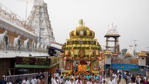 తిరుమల బ్రహ్మోత్సవాలు, గజవాహనంపై శ్రీమలయప్పస్వామి కటాక్షం, పుష్ప‌క విమానంలో ! 