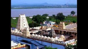 భద్రాచలంలో వైకుంఠ ఏకాదశి ఉత్తరద్వార దర్శనం: ఆన్‌లైన్‌లో టికెట్లు బుక్ చేసుకోండి