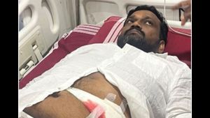 బెజవాడ దుర్గ గుడి ఛైర్మన్ కర్నాటి రాంబాబుపై గాజు సీసాతో దాడి