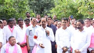 కేసీఆర్ సమక్షంలో బీఆర్ఎస్‌లో చేరిన కాసాని జ్ఞానేశ్వర్: కేసు నమోదు
