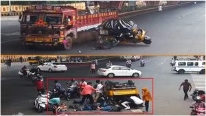 విశాఖలో స్కూల్ ఆటోను ఢీకొట్టిన లారీ: ఎగిరిపడ్డ విద్యార్థులు: సీసీ కెమెరాల్లో..