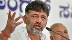 డీకే నెత్తిన బండరాయి వేసిన సీఎం, హైదరాబాద్ లో ఉంటే, మైండ్ బ్లాక్ స్టేట్ మెంట్ ! 