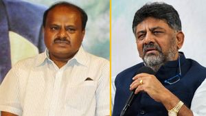 మాజీ సీఎంను అవమానిస్తూ పోస్టర్లు, అధికార పార్టీ లీడర్స్ మీద ఎఫ్ఐఆర్, దెబ్బ కొడితే ? 