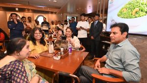 కేటీఆర్.. టీ బ్రేక్: ఫేమస్ కేఫ్‌లో గరంగరం చాయ్ 