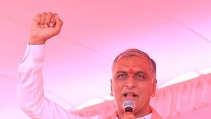 రైతులు, లంబాడీలపై రేవంత్ అవమానకర వ్యాఖ్యలు: కేసీఆర్‌తో పోలికా అంటూ  హరీశ్ రావు 