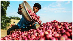 Onion Price: కన్నీరు పెట్టిస్తున్న ఉల్లి.. భారీగా పెరిగిన ధర..
