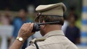  వీడు పోలీస్ ఇన్స్ పెక్టర్ కు మూడు నామాలు, బ్యాంకు ఖాతా జీరో, లక్షల్లో లూటీ !