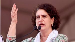 తెలంగాణకు మరోసారి ప్రియాంక గాంధీ: మూడు రోజులు, 10 బహిరంగ సభలు