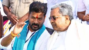 కన్నడిగులకు చెవిలో కలర్ ఫుల్ పూలు, తెలంగాణ ప్రజలకు తెల్లటి పూలు, ఇది లెక్క గురు! 