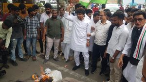 తెలంగాణ రాజకీయాల్లో మంటపెట్టిన ఫేక్ లెటర్..!!