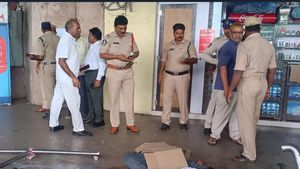ప్లాట్ ఫామ్ పైకి దూసుకొచ్చిన బస్సు-విజయవాడ బస్టాండ్ లో కండక్టర్, చిన్నారి సహా ముగ్గురు మృతి