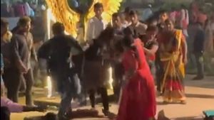 సెల్ఫీల కోసం దారుణంగా కొట్టుకున్న యువతులు.. వీడియో వైర‌ల్‌...