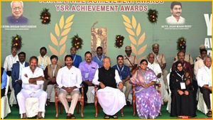 సామాన్యులుగానే ఒదిగి ఉన్న అసామాన్యులు వీరు - సీఎం జగన్..!!