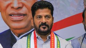 రేవంత్ రెడ్డికి ఘన స్వాగతం: మరికొద్ది గంటల్లో తెలంగాణ ముఖ్యమంత్రిగా ప్రమాణం