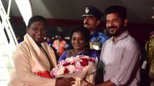  రాష్ట్రపతి ద్రౌపది ముర్ముకు స్వాగతం పలికిన గవర్నర్ తమిళిసై, సీఎం రేవంత్ రెడ్డి