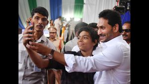 జగన్‌తో సెల్ఫీ కోసం ఏడో తరగతి విద్యార్థి సాహసం: ఆ తర్వాత ఏం జరిగిందంటే?