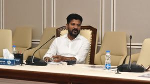  ఢిల్లీకి రేవంత్ రెడ్డి: పార్టీ అగ్రనేతలతో చర్చలు, ప్రధాని మోడీతో భేటీకి ఛాన్స్