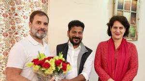 హైదరాబాద్‌లో పండగ కళ: బయలుదేరిన గాంధీ కుటుంబం