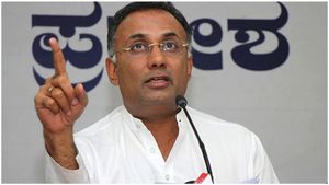 ఐటీ హబ్ లో హైఅలర్ట్, కరోనావైరస్ రూల్స్, మాస్క్ లు, అయ్యప్పస్వామి భక్తులపై నిఘా ! 
