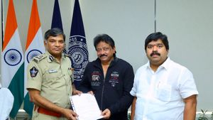 తలకు రూ. కోటి: ఏపీ డీజీపీకి రాంగోపాల్ వర్మ ఫిర్యాదు, చంద్రబాబు, పవన్‌కు సూటి ప్రశ్న 