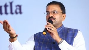  మాజీ జేడీ లక్ష్మీనారాయణ కీలక నిర్ణయం - ఇక ఉద్యమమే, టార్గెట్ ఎవరు..!!