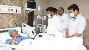 ఆస్పత్రిలో కేసీఆర్ కు సీఎం రేవంత్ పరామర్శ - మంత్రుల క్యూ..!!