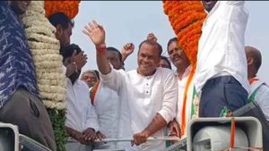  హెలికాఫ్టర్ తో పూలు చల్లి నల్గొండలో మంత్రి కోమటిరెడ్డికి ఘన స్వాగతం; ఆయన ఏమన్నారంటే!!