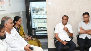 మాజీ సీఎంను పరామర్శించిన మంత్రి కోమటిరెడ్డి వెంకట్ రెడ్డి: కేసీఆర్ పాత్ర కీలకమని వ్యాఖ్య 
