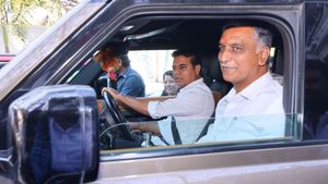 ఒకే కారులో బావాబామ్మర్దులు: డ్రైవింగ్ చేస్తూ కేటీఆర్, పక్కనే హరీశ్ రావు, ఎటు వెళ్తున్నారంటే?
