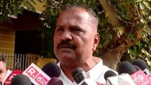  పార్లమెంట్ లో కలకలం, నా కొడుకు ఉరి వెయ్యండి, బీఇ చదివి ఏం చేస్తున్నాడంటే ?, గౌడ  !