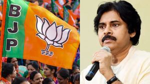పవన్ ఆశలపై నీళ్లు - పొత్తులపై తేల్చేసిన బీజేపీ..!!