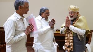 దమ్ముంటే ప్రధాని మోదీని ప్రశ్నించండి, దుమ్ము దులుపేసిన సీఎం, కూలి పని చేశారా ?