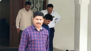  తమిళనాడులో మాజీ మంత్రికి షాక్ ఇచ్చిన కర్ణాటక లోకాయుక్త, మైనింగ్ మాఫియాతో !