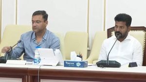 కాంగ్రెస్-ఎంఐఎం స్నేహం ఖాయమైందా? గ్రేటర్ సమీక్షలో రేవంత్ పక్కనే అక్బరుద్దీన్!