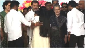 రేవంత్ ప్రమాణ స్వీకార వేదికపై ఆకట్టుకున్న ఆ సన్నివేశం: కూతురు, అల్లుడు, మనవడిని పరిచయం