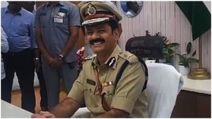 హైదరాబాద్‌ కొత్త పొలీస్ కమిషనర్ ఆన్ డ్యూటీ- స్ట్రిక్ట్ వార్నింగ్..!!