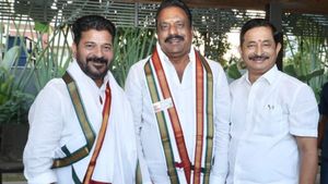 సీఎం రేవంత్ రెడ్డిని కలిసిన బీఆర్ఎస్ ఎమ్మెల్యే ప్రకాశ్ గౌడ్
