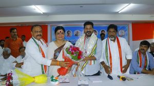 సోనియా తెలంగాణ నుంచే పోటీ: బీఆర్ఎస్, బీజేపీ తోడు దొంగలంటూ రేవంత్ ఫైర్, ఇక ఊరుకోవద్దు!