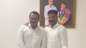 రేవంత్ రెడ్డి సర్కారుపై బండ్ల గణేష్ ప్రశంసలు: మేడారంలో ప్రత్యేక పూజలు
