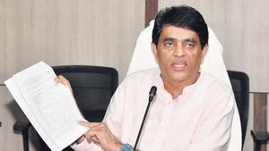 ఎన్నికల వేళ తెర మీదకు ఏపీకి ప్రత్యేక హోదా - కలిసొచ్చేనా..!!
