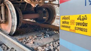 పట్టాలు తప్పిన చార్మినార్ ఎక్స్‌ప్రెస్