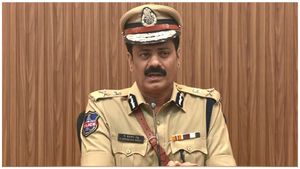 హైదరాబాద్ పోలీస్ కమిషనర్ సంచలనం: ఒక్క సంతకంతో..