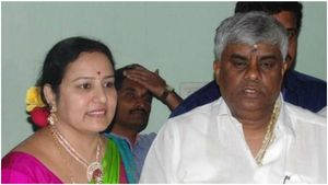 మాజీ మంత్రి భార్య మా జీవితాలను నాశనం చేసింది, ప్రెస్ మీట్ పెట్టిన మాజీ కారు డ్రైవర్, మ్యాటర్ ? 