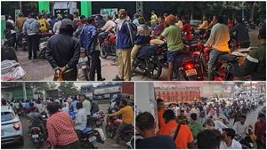 Petrol, Diesel: పెట్రోల్ బంకుల వద్ద భారీగా రద్దీ.. 