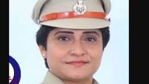 లేడీ ఐపీఎస్ అధికారితో పెట్టుకున్నాడు, మా నాన్న ఎవరో తెలుసా ?, నీ కారు ఎంత ?