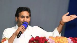 జగన్ గ్రౌండ్ లోకి దిగితే ఇలానే ఉంటది..!!