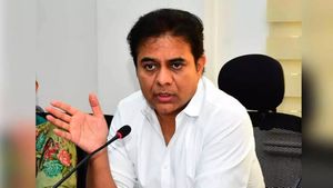  భట్టి మాటలు విని డబ్బులు పోగొట్టుకోవద్దు: ప్రజా పాలన దరఖాస్తులపై కేటీఆర్ హెచ్చరిక