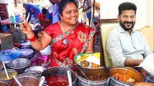  కుమారి ఆంటీ ఫుడ్ స్టాల్‌కు రేవంత్ రెడ్డి.. 