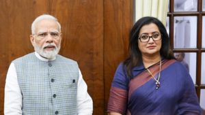 మా మేడమ్ కు సీటు ఇస్తే ఓకే, సీటు ఇవ్వకున్నా పోటీ మాత్రాం గ్యారెంటి, సుమలత ఫ్యాన్స్ ధీమా ! 